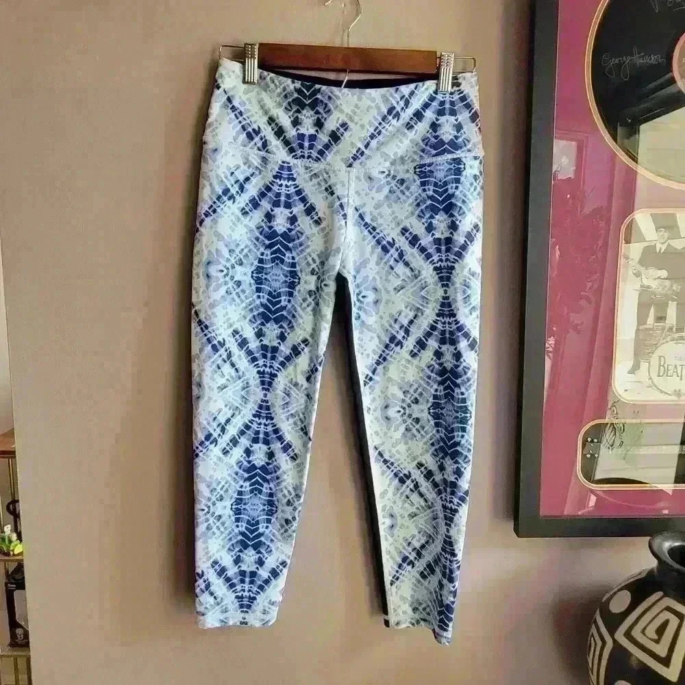 Victoria’s Secret VSX Sport Knockout EUC Black Blue Tie Dye Logo Capri Pants M